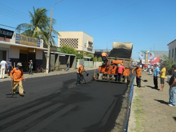 Operários trabalham no asfaltamento de ruas em Picos(Imagem:José Maria Barros)
