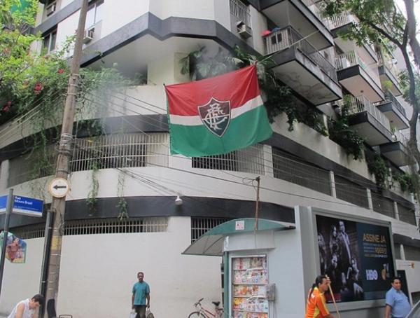 Orgulho de ser tricolor tem até bandeira em prédio(Imagem:Reprodução)