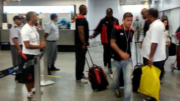 Os jogadores do Fla, como Carlos Eduardo, retornaram na manhã desta quinta ao Rio(Imagem:Reprodução)