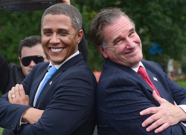 Os sósias dos dois candidatos após a performance, Washington Square Park, em Nova York (Imagem:Divulgação)