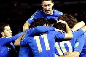 Oscar (11) comemora com os companheiros a vitória do Chelsea na semifinal do Mundial