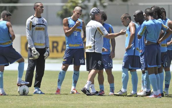 Oswaldo conversa com o time alvinegro na manh&atilde; desta ter&ccedil;a-feira (Imagem:Reprodu&ccedil;&atilde;o)