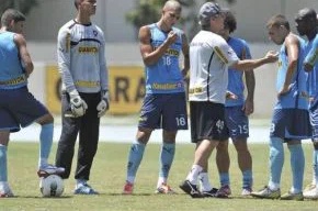 Oswaldo conversa com o time alvinegro na manhã desta terça-feira