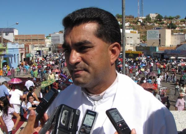 Padre Gregório, coordenador da festa(Imagem:José Maria Barros/GP1)