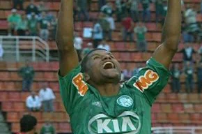 Palmeiras vence e avança no Paulistão