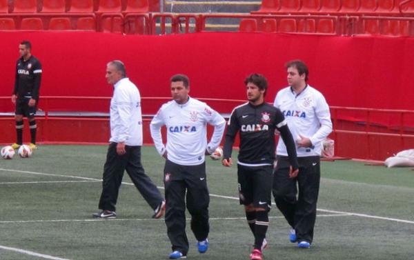 Pato caminha pelo campo e deixa treino do Corinthians nesta terça-feira (Imagem:Reprodução)