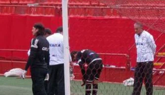 Pato caminha pelo campo e deixa treino do Corinthians nesta terça-feira