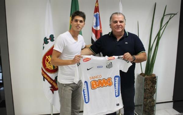 Pato e o vice Odilio Rodrigues, com a camisa do Santos(Imagem:Divulgação / Santos FC)