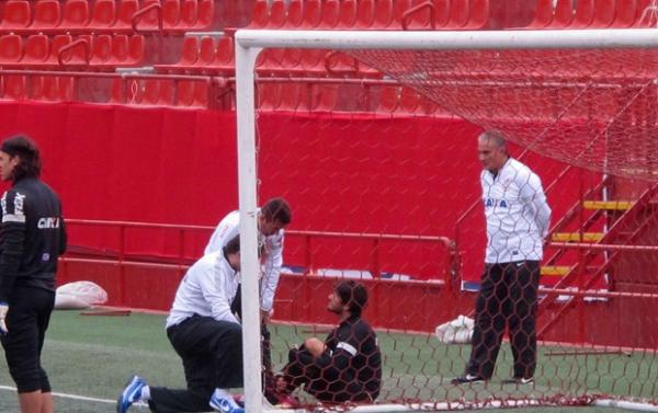 Pato sentado à beira do campo, após sentir o tornozelo esquerdo no treino(Imagem:Reprodução)