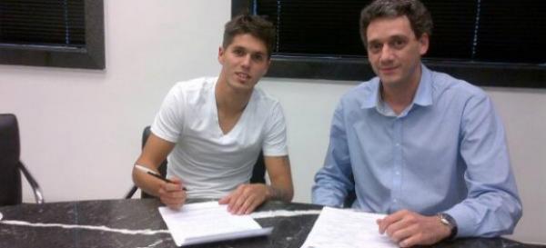 Patricio Rodriguez assina contrato com o Santos(Imagem:Reprodução / Twitter)