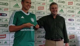 Paulo Nobre apresenta mais um reforço do Palmeiras