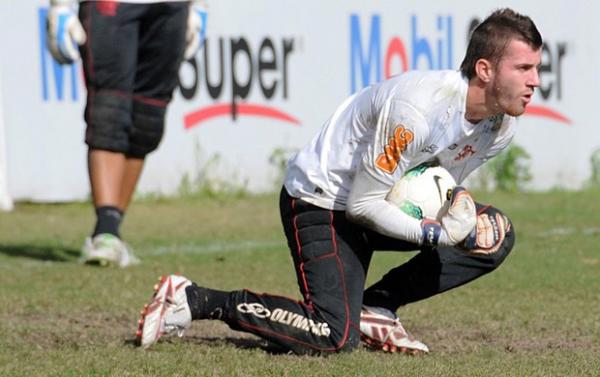 Paulo Victor faz uma defesa em treino do Flamengo(Imagem:Reprodu&ccedil;&atilde;o)