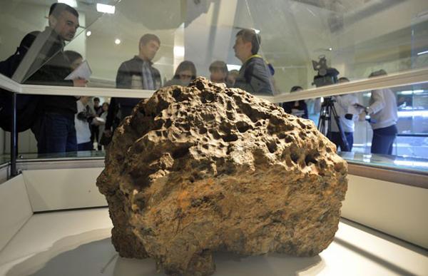 Peça com 570 kg foi retirada de lago nesta semana. Meteorito atingiu região central da Rússia em fevereiro deste ano.(Imagem:reprodução)