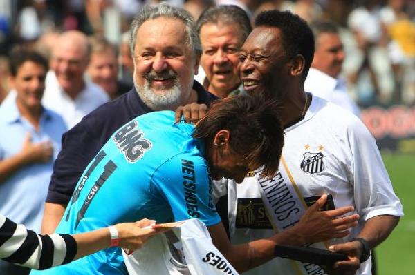 Pelé avisou que considera Neymar um filho e, portanto, tem todo o direito de cobrar o jogador do Santos(Imagem:Reprodução)