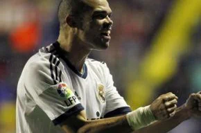 Pepe festeja a vitória do Real Madrid sobre o Levante