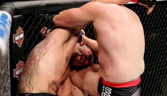 Peso-pesado Josh Barnett nocauteou Frank Mir no primeiro round do UFC 164