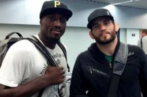 Phil Davis e Jon Fitch posam para foto na chegada ao Rio
