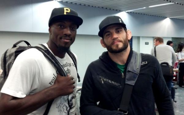 Phil Davis e Jon Fitch posam para foto na chegada ao Rio(Imagem:Reprodução)