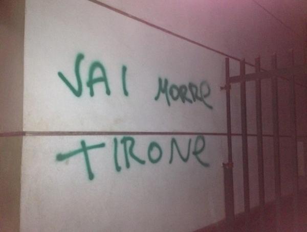 Pichação com ameaça de morte a Arnaldo Tirone (Imagem:Reprodução)