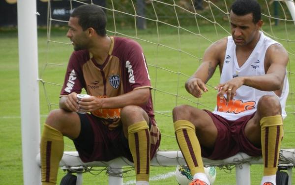 Pierre e Serginho descansam ap&oacute;s o treino(Imagem:Divulga&ccedil;&atilde;o)