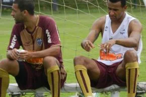 Pierre e Serginho descansam após o treino