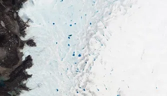Piscinas azuis em meio ao gelo na Groenlândia