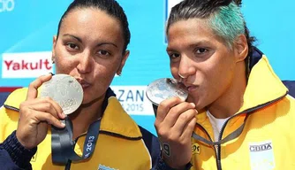 Poliana (E) e Ana Marcela beijam medalhas de ouro e prata dos 10km
