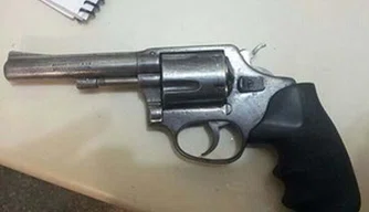 Polícia diz que arma foi apreendida com torcedor corintiano e outro rapaz.