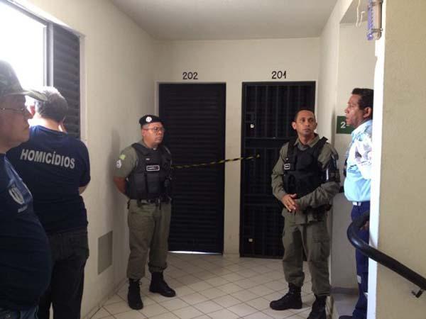 Polícia lacrou apartamento para realizar o trabalho de perícia.(Imagem:Reprodução)