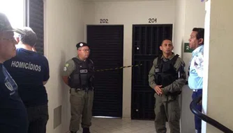 Polícia lacrou apartamento para realizar o trabalho de perícia.