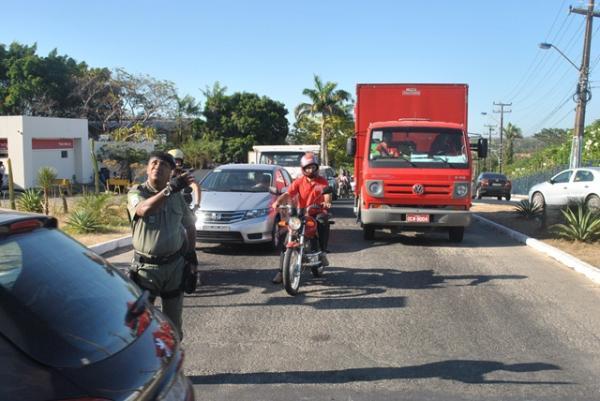 Policiais do Quartel do Comando Geral auxiliram os motoristas para evitar congestionamento(Imagem:Brunno Suênio)