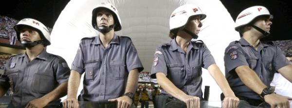 Policiais em frente ao t&uacute;nel do vesti&aacute;rio do Tigre no Morumbi(Imagem:Reprodu&ccedil;&atilde;o)