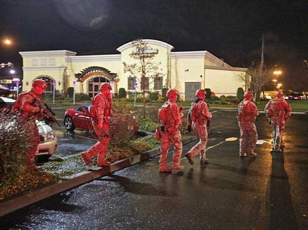 Policiais no estacionamento do shopping em Clackamas, em Portland, Oregon.(Imagem:Reprodu&ccedil;&atilde;o)