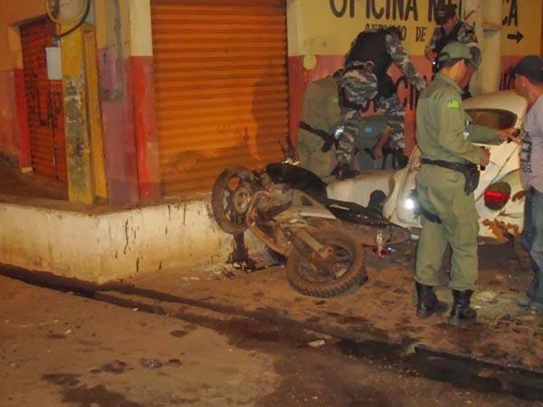 Policiais rendendos os bandidos ap&oacute;s persegui&ccedil;&atilde;o(Imagem:Reprodu&ccedil;&atilde;o)