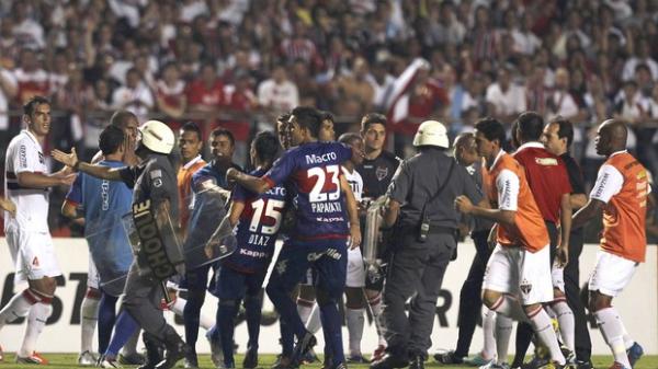 Policiais tentam apartar confus&atilde;o no jogo entre S&atilde;o Paulo e Tigre(Imagem:Reprodu&ccedil;&atilde;o)