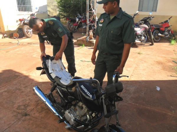 Policiais verificam o que restou da moto(Imagem:Portalemdia)