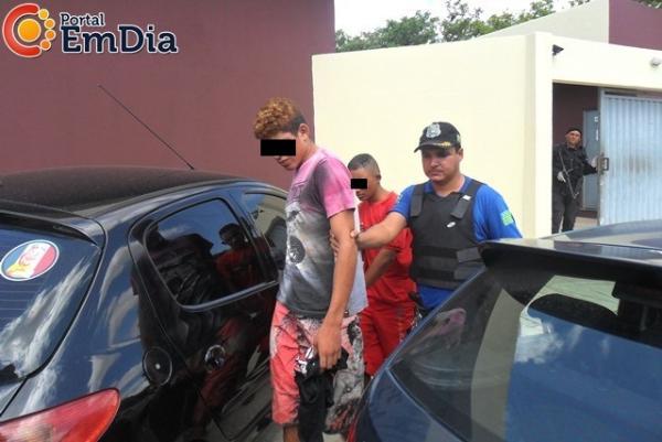 Policial civil Gilson Ferreira conduzindo um dos acusados de assaltos, na cidade de José de Freitas(Imagem:Reprodução)