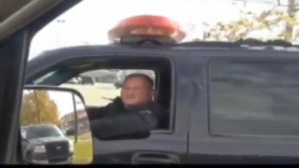 Policial estaria dirigindo sem cinto e de maneira perigosa, o que enfureceu Steve McClain(Imagem:Reprodu&ccedil;&atilde;o)