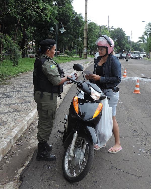 Policial orientando mulher sobre seus direitos(Imagem:Divulga&ccedil;&atilde;o)