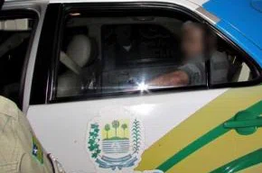 Policial sendo conduzido.