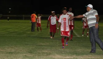 Por conta da indefinição, 4 de Julho vê jogadores deixando clube.