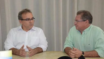 Prefeito Firmino Filho e Assis Carvalho debatem a situação das famílias 