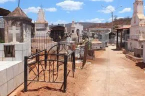 Prefeitura realiza mutirão de limpeza nos cemitérios de Picos