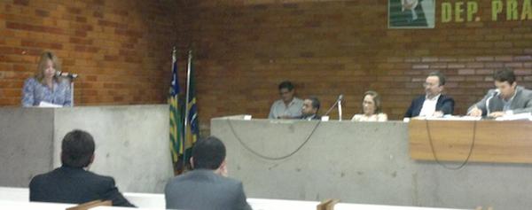 Promotora de Justi&ccedil;a (esquerda) fala sobre os rios Poti e Parna&iacute;ba em audi&ecirc;ncia p&uacute;blica na Assembl&eacute;ia Legislativa(Imagem:Divulga&ccedil;&atilde;o)