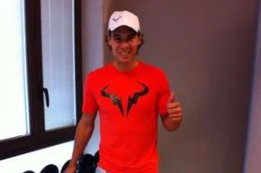 Rafael Nadal posa para foto no intervalo de seus treinos na academia