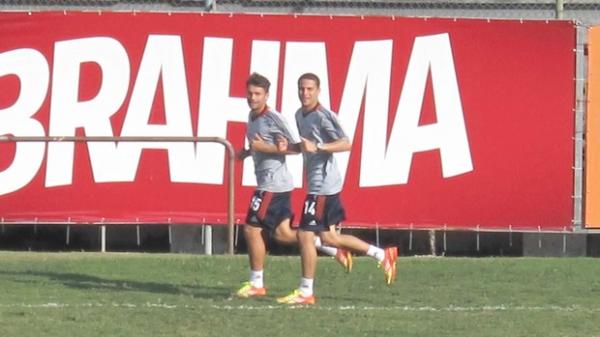 Rafael Sobis e Bruno correm ao redor do campo (Imagem:Reprodu&ccedil;&atilde;o)