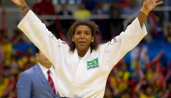 Rafaela levanta as mãos para o céu após ippon que lhe rendeu o ouro
