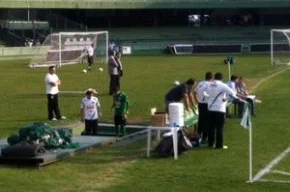 Rafinha deixa o gramado com dores no tornozelo