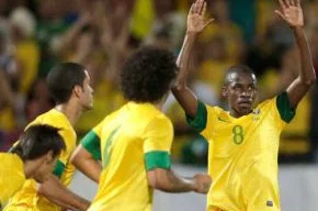 Ramires comemora o primeiro gol da seleção em amistoso