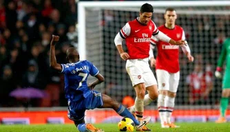 Ramires divide com Arteta no disputado clássico em Londres (Foto: Reuters)